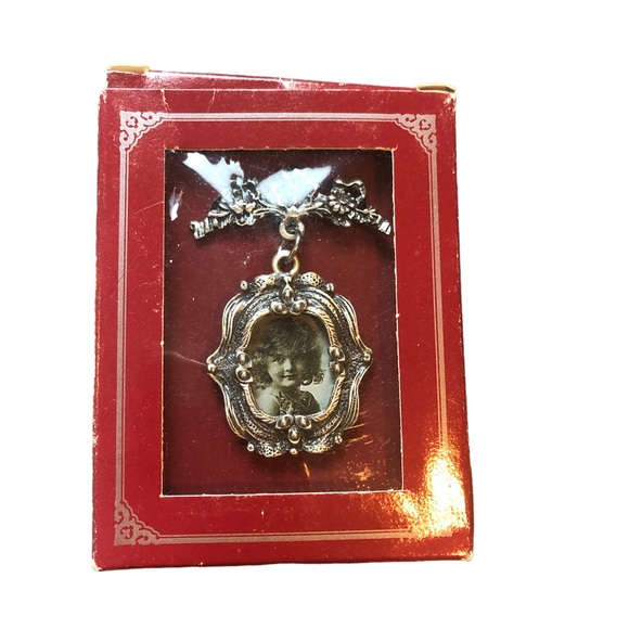 Pewter Brooch “Timeless Treasures” Photo frame with ornate design Still in box - Picture 2 of 5